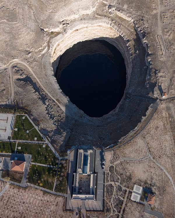Obruk Kervansaray Museum Hotel is located next to Kızören Sinkhole.