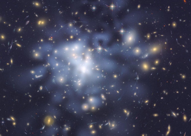 Imagen del telescopio Hubble que muestra la distribución de la materia oscura en el cúmulo de galaxias Abell 1689