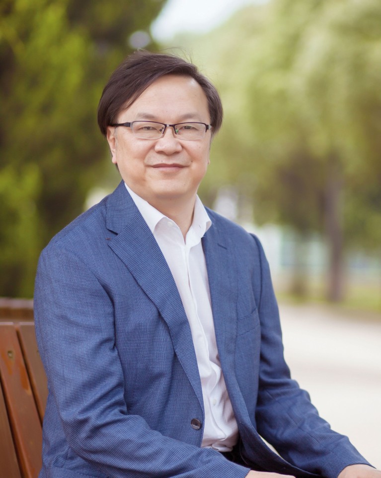 Qu Jia, director of the affiliated eye hospital of WMU