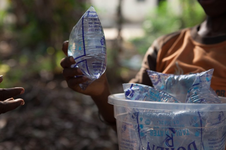 L'eau en sachet liée aux épidémies de choléra dans les villes