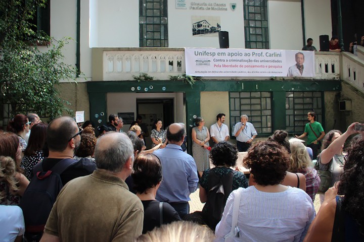 A gathering on 1 March that students and faculty at Unifesp held to support Elisaldo Carlini.