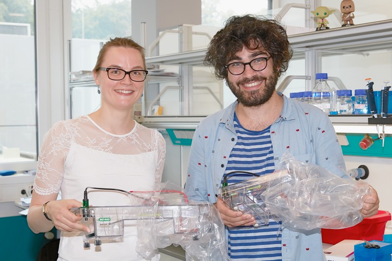 Can Sönmezer and Rozemarijn Kleinendorst setting up a new lab