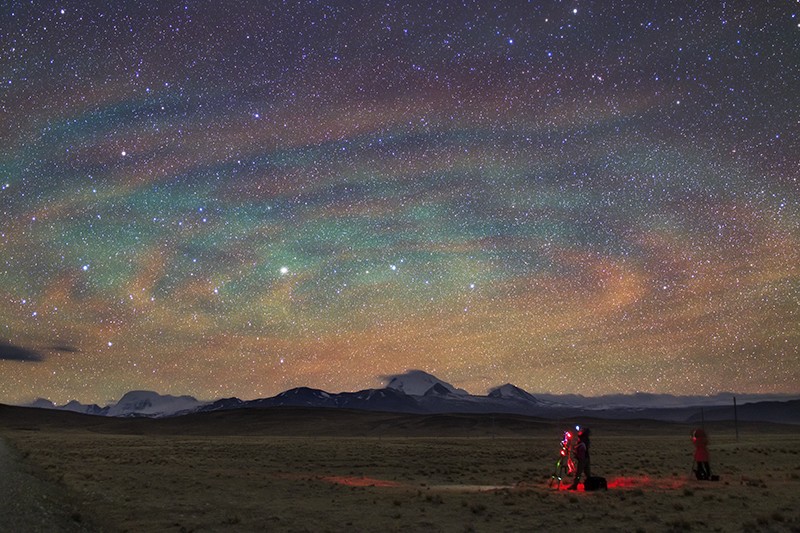 Giant circular ripples of glowing air appeared at night over Tibet