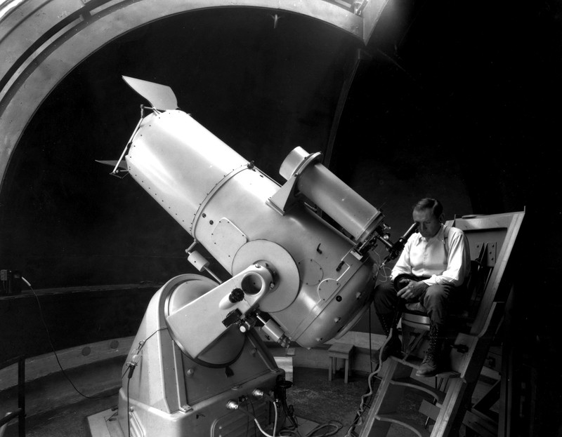 Fritz Zwicky usando o telescópio Schmidt de 18 polegadas no Observatório Palomar na década de 1930.
