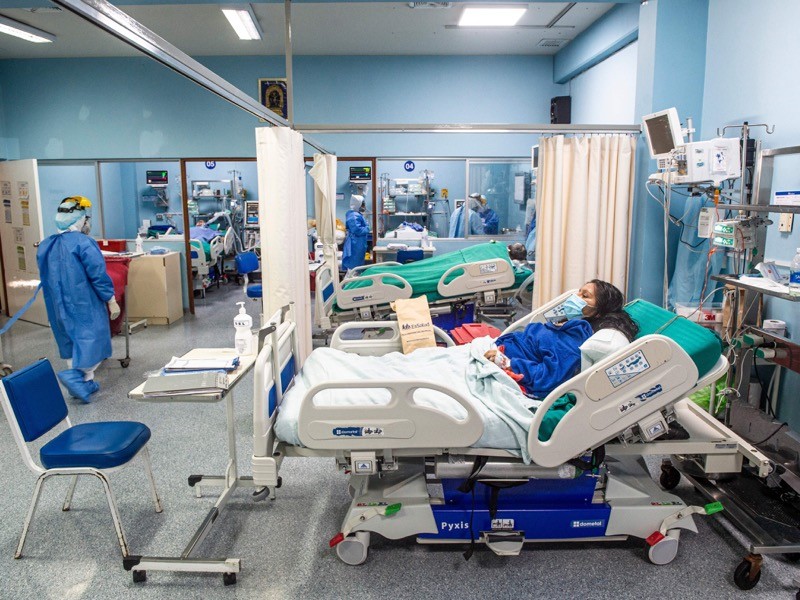 A COVID-19 patient remains in the Intensive Care Unit of the Alberto Sabogal Sologuren Hospital, in Lima.