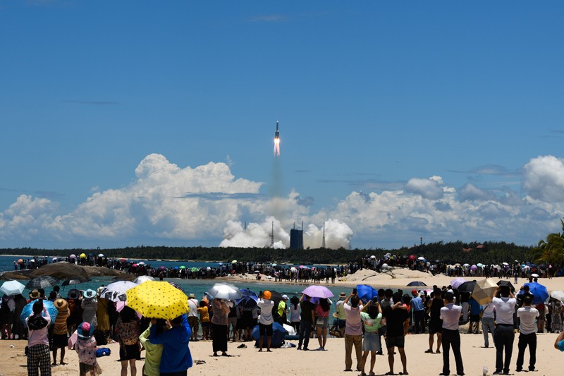 People watching the Mars probe being launched in south China's Hainan Province