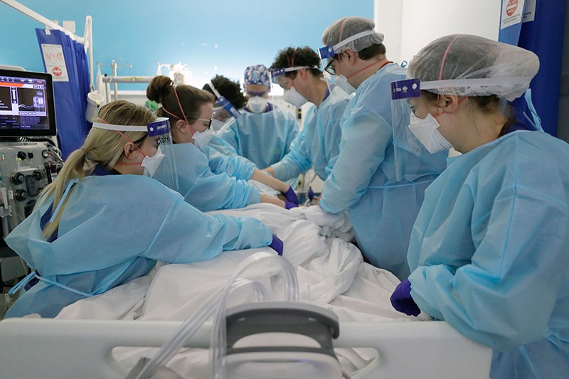 El personal de cuidados intensivos deriva a un paciente con Covid-19 a un hospital de Londres