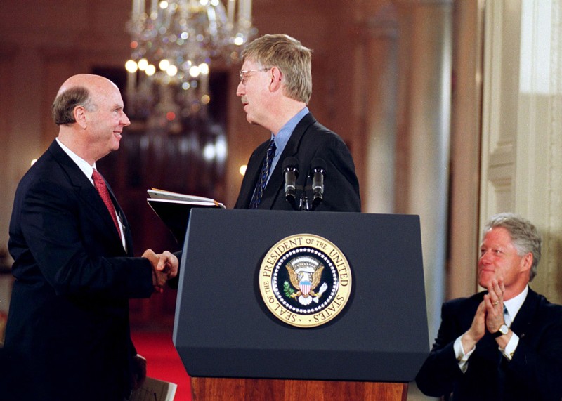 Francis Collins shakes the hand of Craig Venter during a press conference with Bill Clinton at the White House in 2000