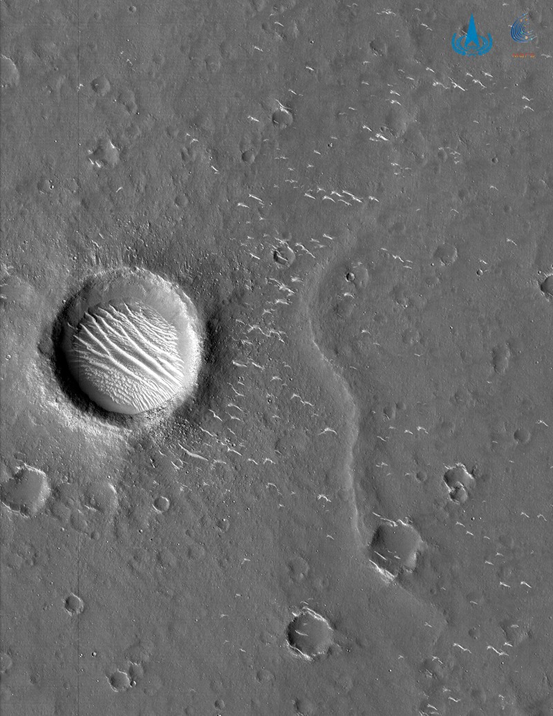 صورة عالية الدقة للسطح مع حفرة على سطح المريخ تم التقاطها بواسطة مسبار Tianwen-1 الصيني