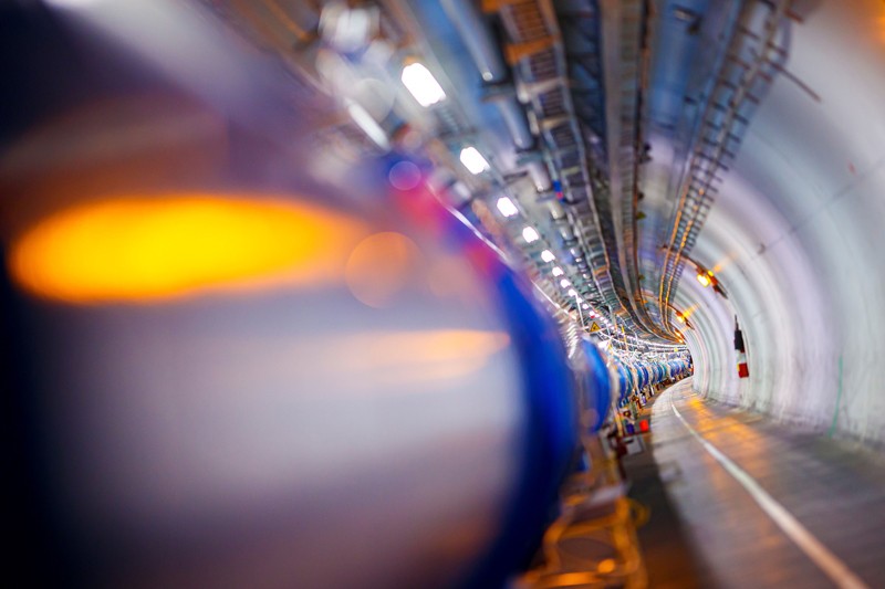 Certains des 1232 aimants dipôles dans le grand collisionneur de hadrons dans un tunnel de l'Organisation européenne pour la recherche nucléaire