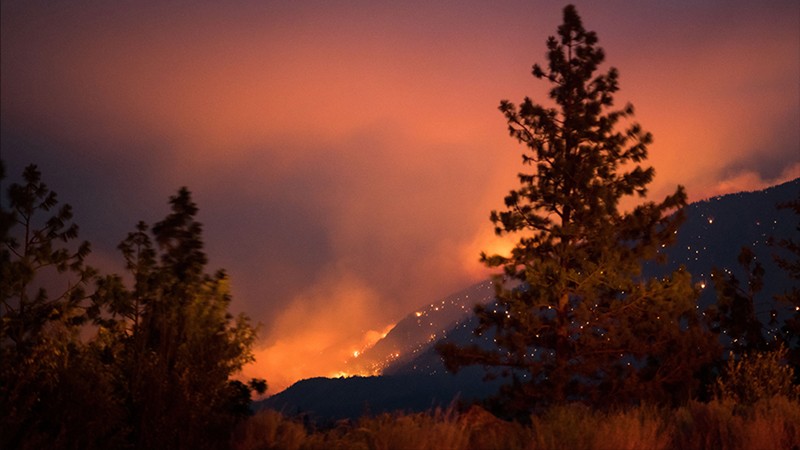 Un incendio forestal arde sobre el valle del río Fraser cerca de Lytton, Columbia Británica, Canadá.