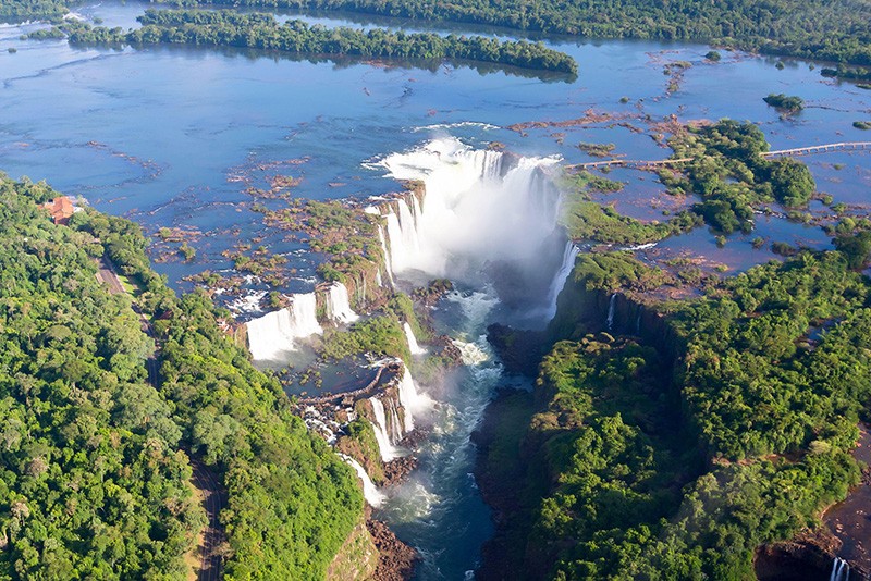 Vista aérea das Cataratas do Iguaçu no Brasil e as florestas exuberantes que as cercam.