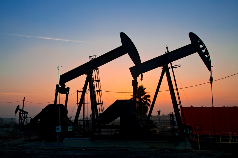 Bombas de fracking hidráulico al atardecer