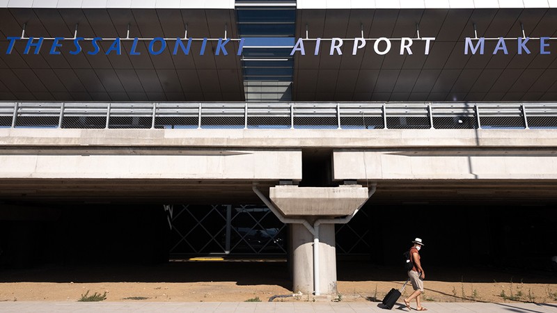 Ένας επιβάτης φτάνει στο Αεροδρόμιο Μακεδονία Θεσσαλονίκης (SKG), που διαχειρίζεται η Fraport Greece, στη Θεσσαλονίκη, Σεπτέμβριος 2021.