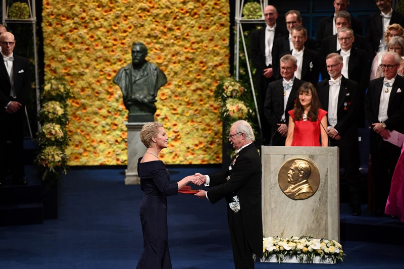 Frances Arnold receives her Nobel Prize from King Carl XVI Gustaf of Sweden