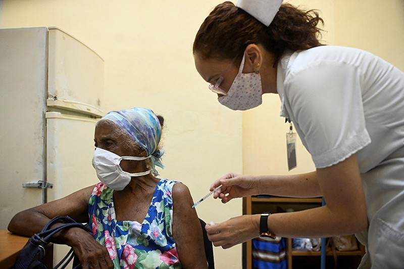 Seorang perawat memvaksinasi seorang wanita tua terhadap COVID-19 dengan vaksin Kuba Abdala di Havana, Kuba.