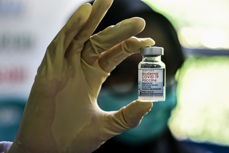 Un trabajador de la salud sostiene un frasco de vacuna Moderna COVID-19