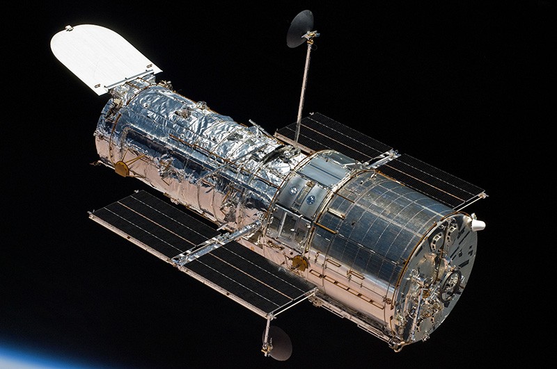 Una vista del telescopio espacial Hubble después de su lanzamiento desde el transbordador Atlantis después de la misión de servicio en 2009.