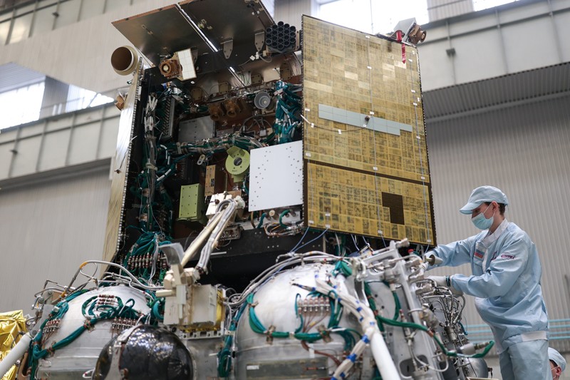 Un empleado de la Asociación de Investigación y Producción SA Lavochkin aparece en la imagen del módulo de aterrizaje Luna 25.