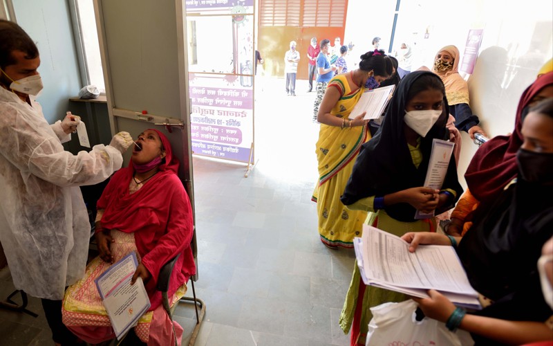 Un trabajador de la salud de BMC recolecta muestras de hisopos de mujeres embarazadas en la India
