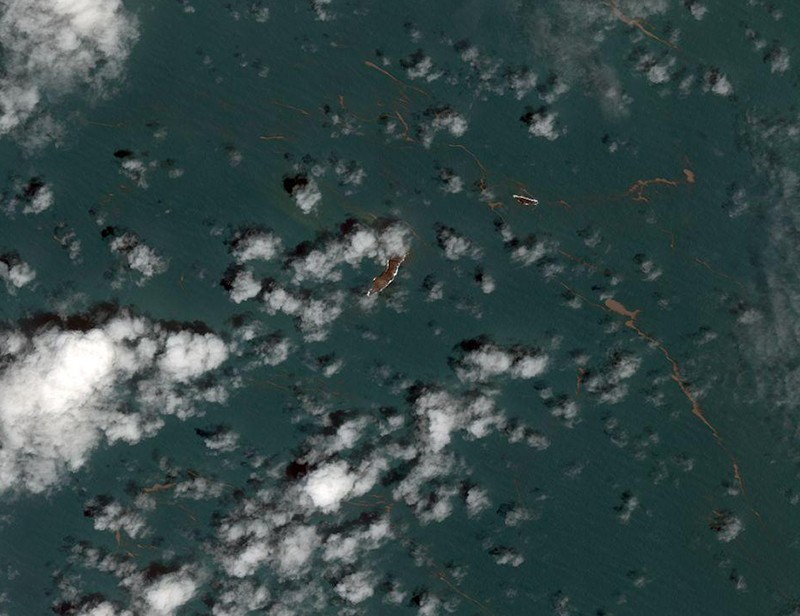 噴火後Maxar衛星画像。