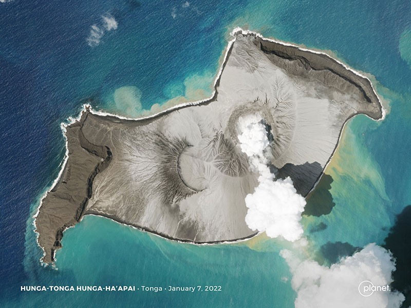 Satellite image showing a plume of smoke rising from Hunga Tonga-Hunga Haʻapai days before its eruption.