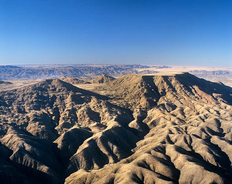 Vista aérea de la cima de la meseta de 2347 metros del Monte Gamsberg en Namibia.