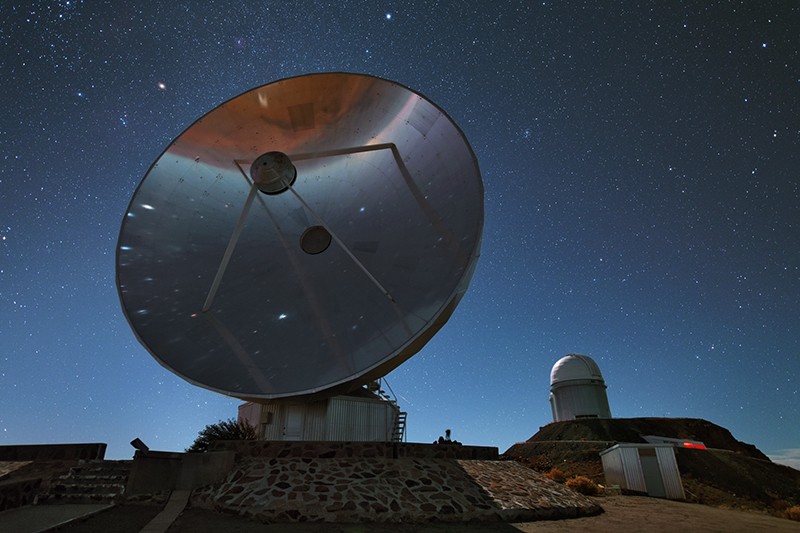 El Telescopio Submilimétrico Sueco-ESO (SEST) en La Silla, Chile.  Al fondo se puede ver el telescopio de 3,6 metros de ESO.