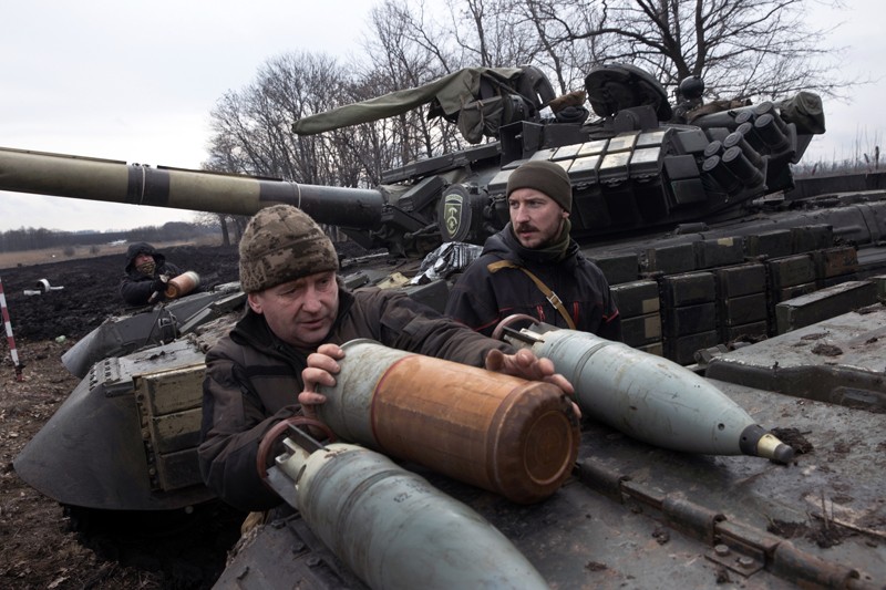Ukrainische Soldaten, die in Donezk stationiert sind, bringen Panzer, Waffen und Ausrüstung an einen unbekannten Ort, Ukraine 2022