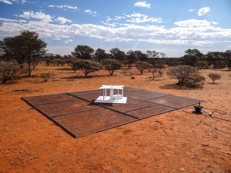 An white table shaped antenna from the EDGES experiment in Western Australia