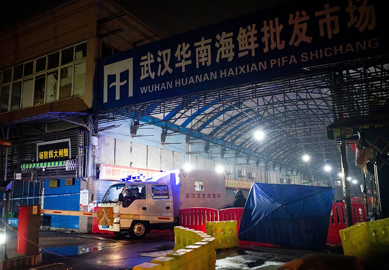 2020 m. sausio 11 d. Uhano higienos greitojo reagavimo komanda paliks uždarą Huanan jūros gėrybių didmeninės prekybos turgų Uhane, Kinijoje.
