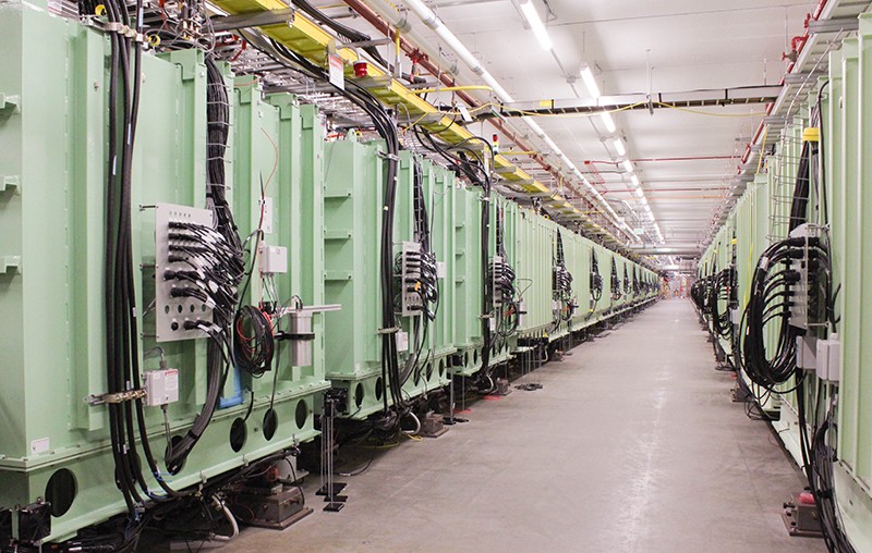 Свръхпроводящият радиочестотен линеен ускорител, разположен в линейния тунел в Съоръжението за редки изотопни лъчи.
