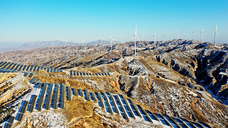 Una central eléctrica fotovoltaica híbrida eólica-solar es fotografiada después de una nevada en febrero de 2022 en Zhangjiakou, Chi