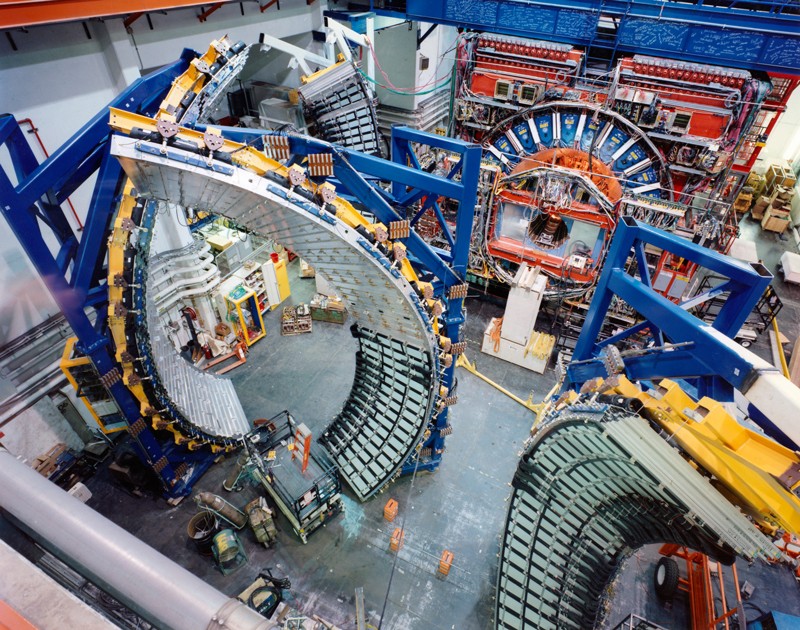 Widok wnętrza akceleratora cząstek Tevatron w Fermilab