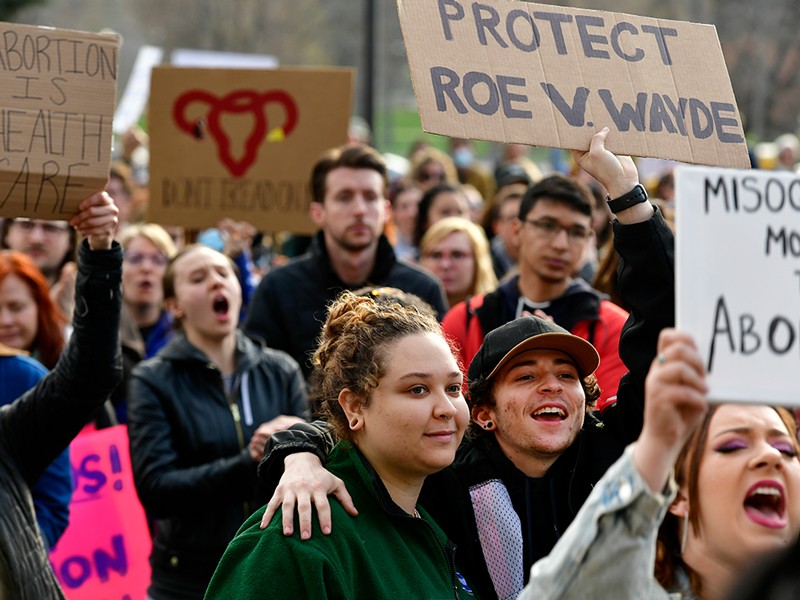 Los manifestantes sostienen carteles en un mitin frente al Capitolio del Estado de Colorado contra la Corte Suprema que puede derrocar a Roe V Wade.
