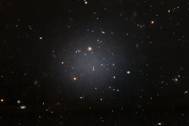 Изображение на галактиката NGC 1052, заснето от телескопа Хъбъл