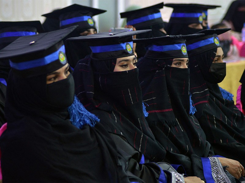 Students from the faculties of Engineering and Computer Science attend their graduation, Kandahar.