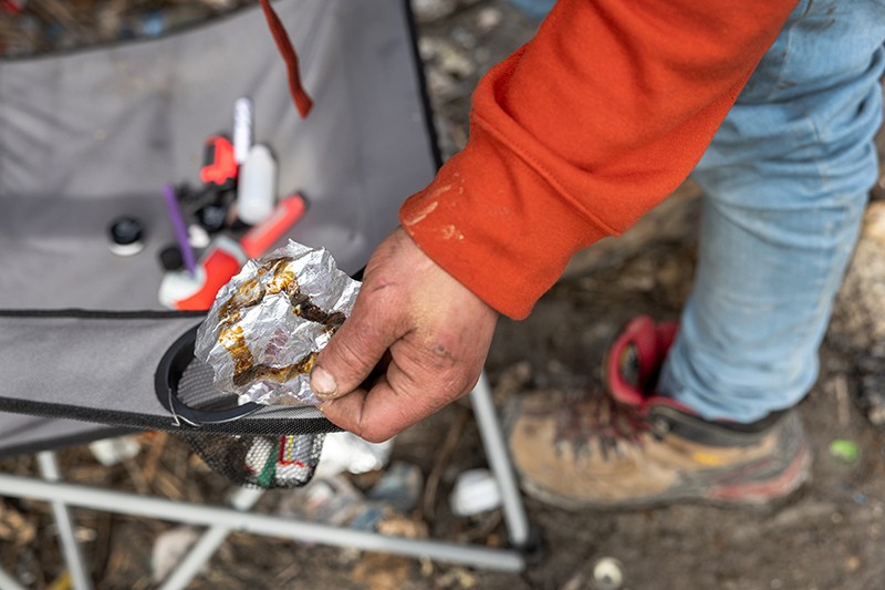 Ein Obdachloser hält am 13. März 2022 in Seattle, Washington, USA, ein Stück Aluminiumfolie, mit dem er Fentanyl geraucht hat.