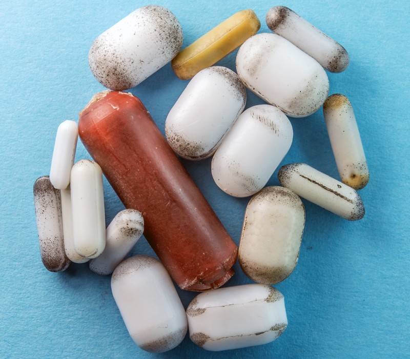 Representative set of selected 17 stir bars with most visible defects and contaminations from a regular research lab.