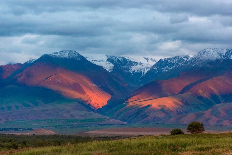 Paisagem representando as montanhas Tian Shan no Quirguistão