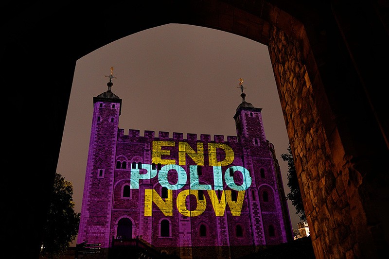 Лондонската кула е осветена в лилаво със слогана „Край на полиомиелита сега“, за да отбележи Световния ден на полиомиелита.