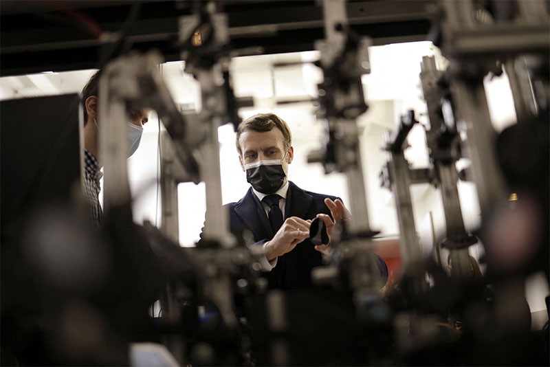 Le président français Emmanuel Macron photographié au Centre des nanosciences et des nanotechnologies (C2N)
