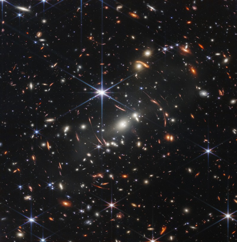 Première image en champ profond du télescope spatial James Webb