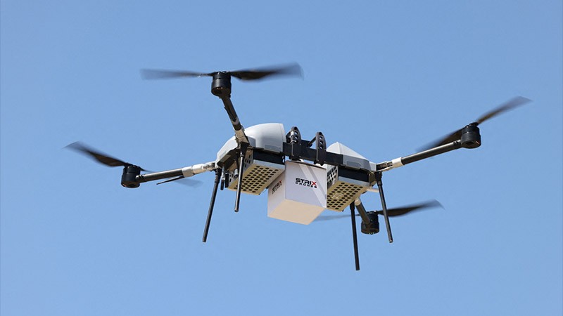 Un drone commercial s'envole d'une station d'accueil pour livrer un colis, dans un quartier résidentiel de Tel-Aviv.