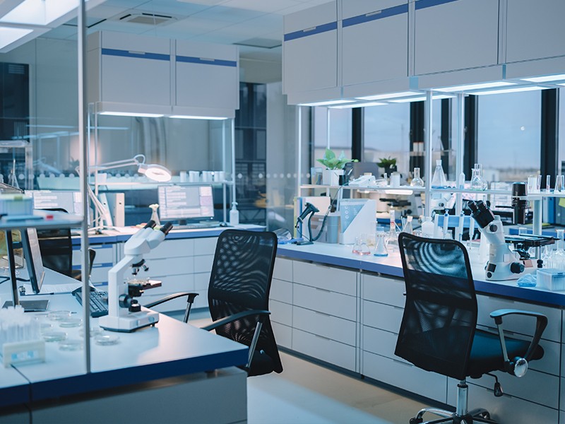 מעבדת מדע יישומי ביולוגי מודרני ריק עם מיקרוסקופים טכנולוגיים, מבחנות זכוכית.