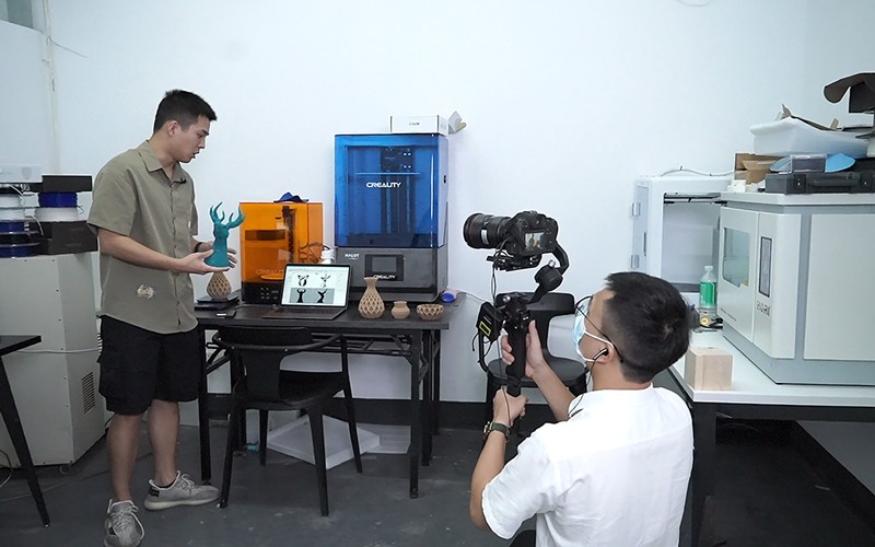 Wenqian Ma, a second-year master’s student, is presenting for a vlog clip related to design with 3D printing.