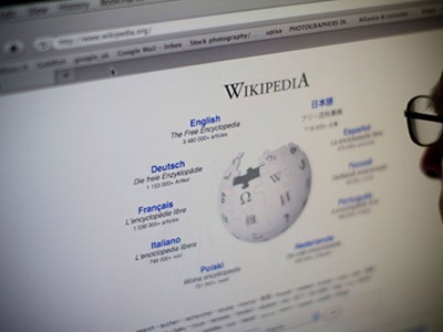 Beyond the hype: examining the relationship between Wikipedia