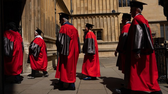 Apakah Usia Pensiun Wajib di Akademia Membuka Peluang untuk Peneliti Muda?