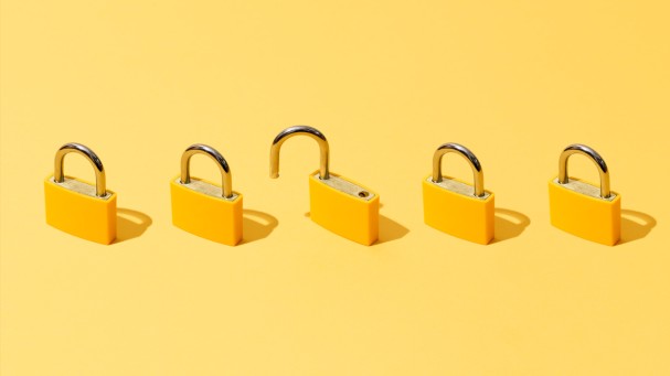 Papers with open peer-review reports are less likely to be retracted