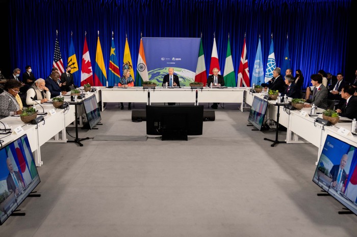 Ursula von der Leyen, Joe Biden, Boris Johnson and other world leaders during a meeting at COP26 summit